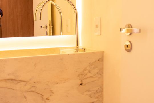 Apartamento mobiliado no Itaim Bibi com 2 suítes e varanda. Ideal para compra. — Banheiro