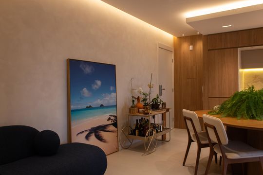 Apartamento mobiliado no Itaim Bibi com 2 suítes e varanda. Ideal para compra. — Sala