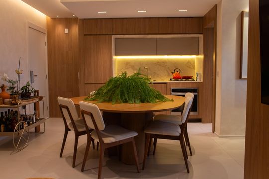 Apartamento mobiliado no Itaim Bibi com 2 suítes e varanda. Ideal para compra. — Sala