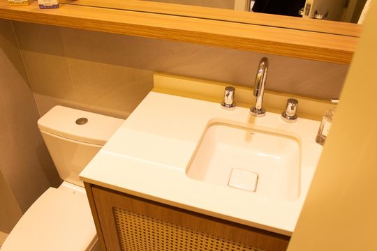 Apartamento mobiliado no Itaim Bibi com 2 suítes e varanda. Ideal para compra. — Banheiro