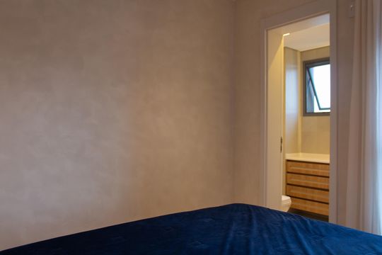 Apartamento mobiliado no Itaim Bibi com 2 suítes e varanda. Ideal para compra. — Suíte