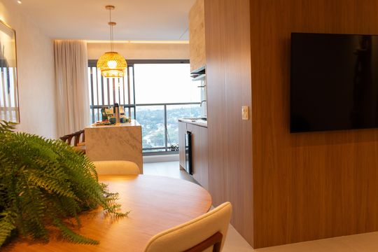 Apartamento mobiliado no Itaim Bibi com 2 suítes e varanda. Ideal para compra. — Sala