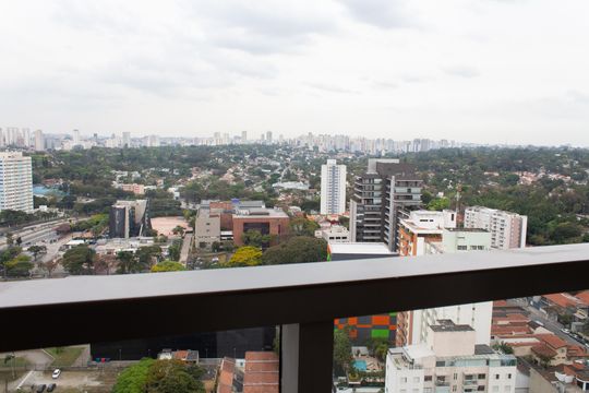 Apartamento mobiliado no Itaim Bibi com 2 suítes e varanda. Ideal para compra. — Vista