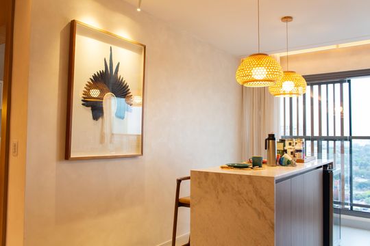 Apartamento mobiliado no Itaim Bibi com 2 suítes e varanda. Ideal para compra. — Sala/Varanda Integrada