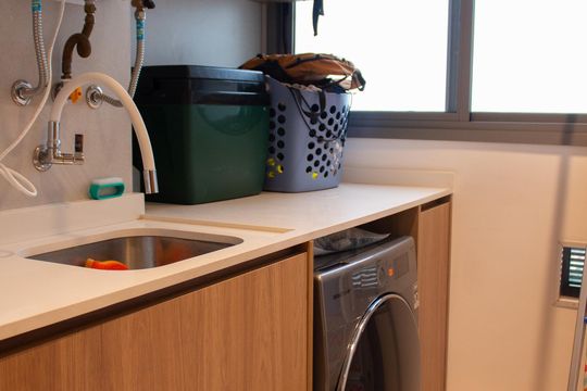 Apartamento mobiliado no Itaim Bibi com 2 suítes e varanda. Ideal para compra. — Área de Serviço