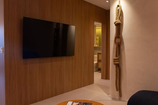 Apartamento mobiliado no Itaim Bibi com 2 suítes e varanda. Ideal para compra. — Sala