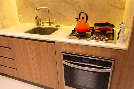Apartamento mobiliado no Itaim Bibi com 2 suítes e varanda. Ideal para compra. — Cozinha