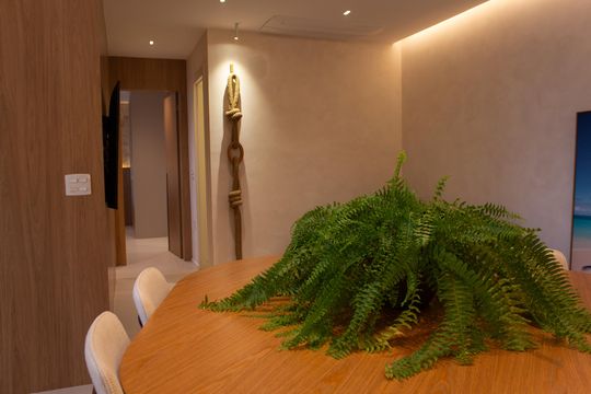 Apartamento mobiliado no Itaim Bibi com 2 suítes e varanda. Ideal para compra. — Sala