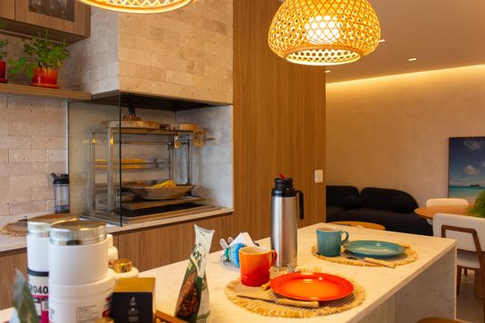 Apartamento mobiliado no Itaim Bibi com 2 suítes e varanda. Ideal para compra. — Sala/Varanda Integrada