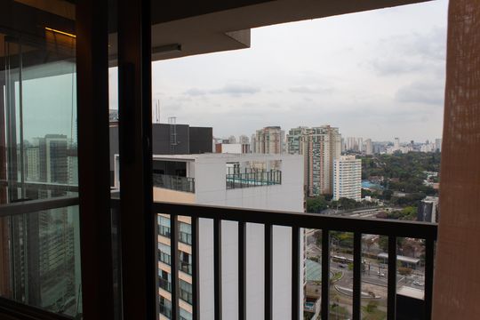 Apartamento mobiliado no Itaim Bibi com 2 suítes e varanda. Ideal para compra. — Vista do Quarto