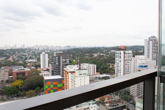 Apartamento mobiliado no Itaim Bibi com 2 suítes e varanda. Ideal para compra. — Vista