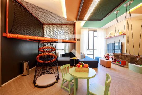 Apartamento mobiliado no Itaim Bibi com 2 suítes e varanda. Ideal para compra. — Área Comum - Brinquedoteca