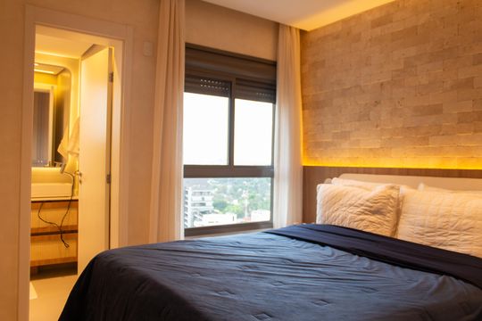 Apartamento mobiliado no Itaim Bibi com 2 suítes e varanda. Ideal para compra. — Suíte