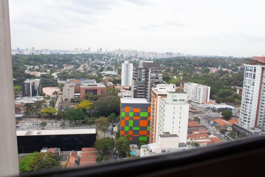Apartamento mobiliado no Itaim Bibi com 2 suítes e varanda. Ideal para compra. — Vista da Suíte
