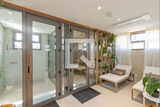 Apartamento mobiliado no Itaim Bibi com 2 suítes e varanda. Ideal para compra. — Área Comum - Sauna