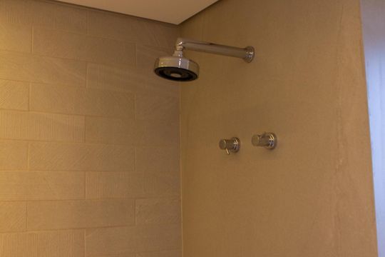 Apartamento mobiliado no Itaim Bibi com 2 suítes e varanda. Ideal para compra. — Banheiro da Suíte