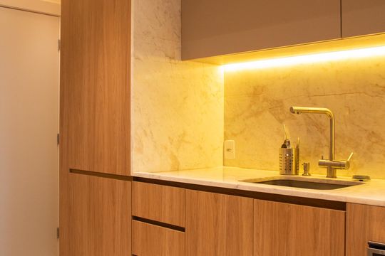 Apartamento mobiliado no Itaim Bibi com 2 suítes e varanda. Ideal para compra. — Cozinha