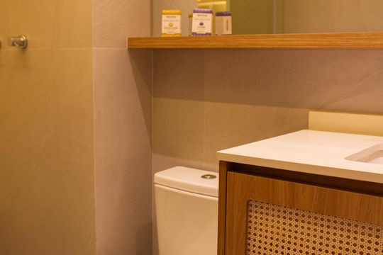 Apartamento mobiliado no Itaim Bibi com 2 suítes e varanda. Ideal para compra. — Banheiro