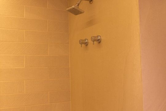 Apartamento mobiliado no Itaim Bibi com 2 suítes e varanda. Ideal para compra. — Banheiro