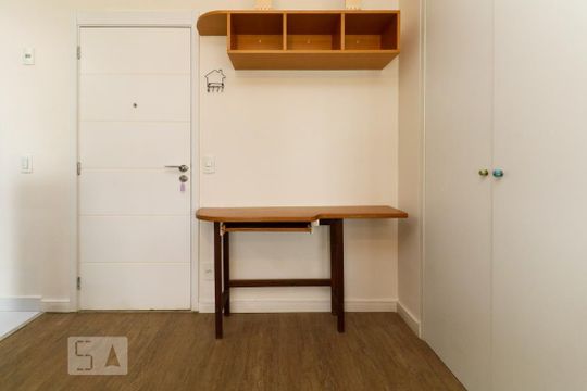 Venda de apartamento mobiliado em Pinheiros com 2 quartos, 1 suíte e varanda. — Entrada