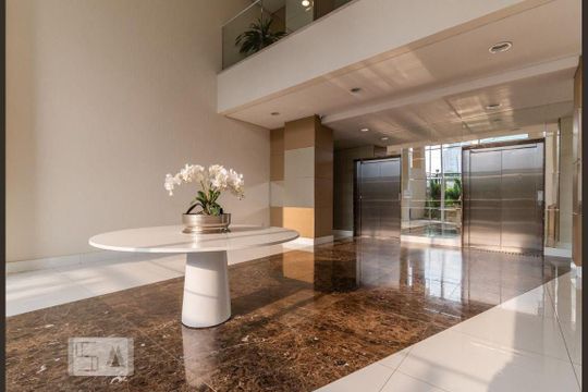 Venda de apartamento mobiliado em Pinheiros com 2 quartos, 1 suíte e varanda. — Hall social