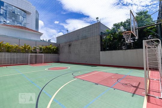 Venda de apartamento mobiliado em Pinheiros com 2 quartos, 1 suíte e varanda. — Quadra poliesportiva