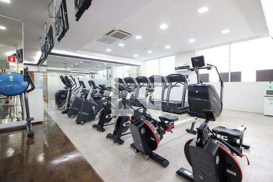 Venda de apartamento mobiliado em Pinheiros com 2 quartos, 1 suíte e varanda. — Academia