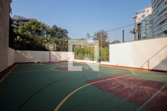 Venda de apartamento mobiliado em Pinheiros com 2 quartos, 1 suíte e varanda. — Quadra Esportiva