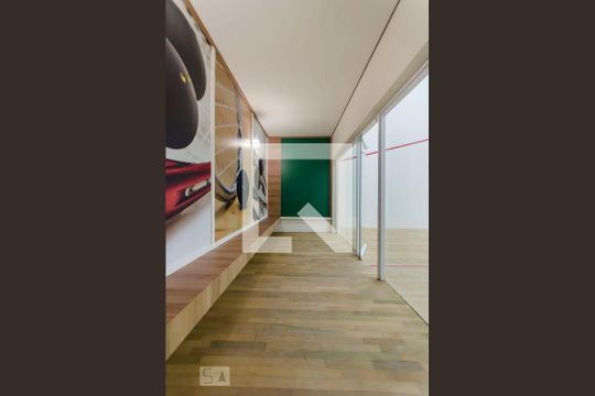 Venda de apartamento mobiliado em Pinheiros com 2 quartos, 1 suíte e varanda. — Quadra de Squash