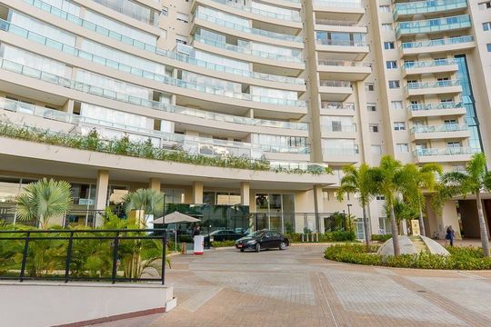 Venda de apartamento mobiliado em Pinheiros com 2 quartos, 1 suíte e varanda. — Fachada do prédio