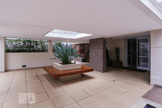 Apartamento à venda, com 234 m², 4 quartos e 4 vagas — Entrada