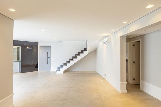 Comprar apartamento no Itaim Bibi: 3 quartos, piscina, churrasqueira e quintal. — Sala