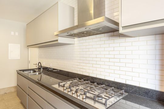 Comprar apartamento no Itaim Bibi: 3 quartos, piscina, churrasqueira e quintal. — Cozinha