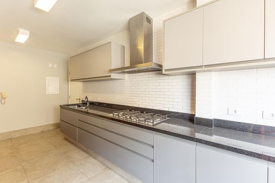 Comprar apartamento no Itaim Bibi: 3 quartos, piscina, churrasqueira e quintal. — Cozinha