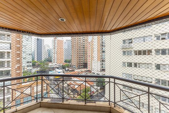 Comprar apartamento no Itaim Bibi: 3 quartos, piscina, churrasqueira e quintal. — Varanda