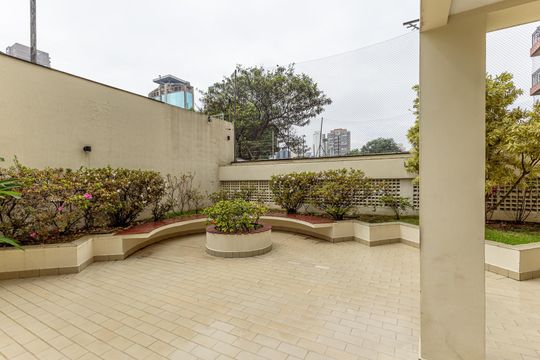 Comprar apartamento no Itaim Bibi: 3 quartos, piscina, churrasqueira e quintal. — Área comum - Pátio