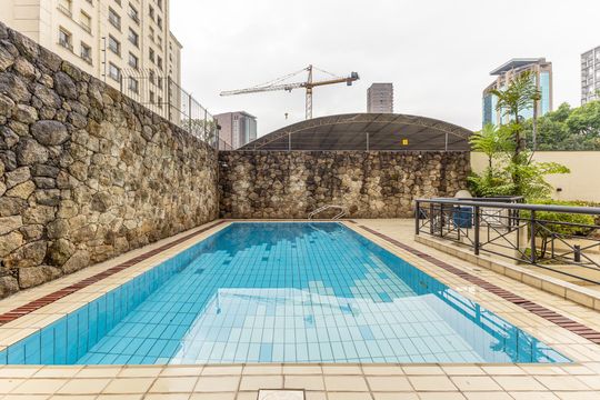 Comprar apartamento no Itaim Bibi: 3 quartos, piscina, churrasqueira e quintal. — Área comum - Piscina
