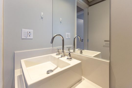Comprar apartamento no Itaim Bibi: 3 quartos, piscina, churrasqueira e quintal. — Banheiro