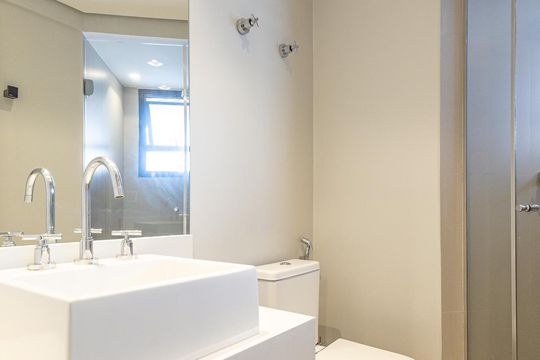 Comprar apartamento no Itaim Bibi: 3 quartos, piscina, churrasqueira e quintal. — Banheiro