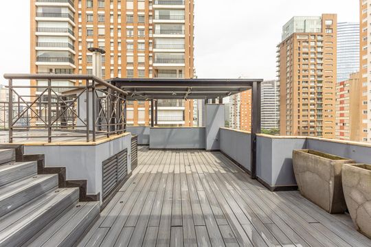 Comprar apartamento no Itaim Bibi: 3 quartos, piscina, churrasqueira e quintal. — Cobertura