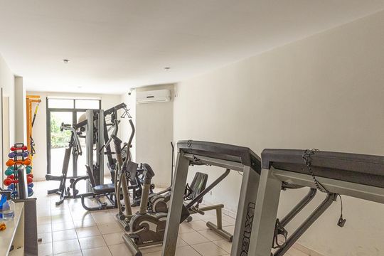Comprar apartamento no Itaim Bibi: 3 quartos, piscina, churrasqueira e quintal. — Área comum - Academia