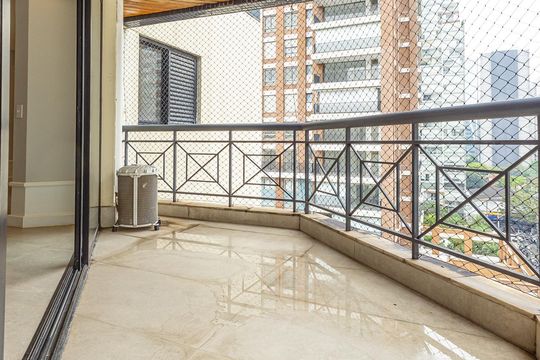Comprar apartamento no Itaim Bibi: 3 quartos, piscina, churrasqueira e quintal. — Varanda