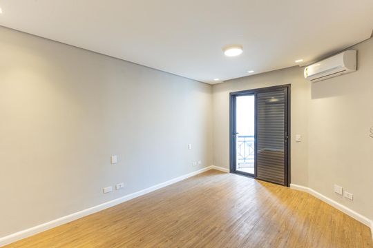 Comprar apartamento no Itaim Bibi: 3 quartos, piscina, churrasqueira e quintal. — Suíte