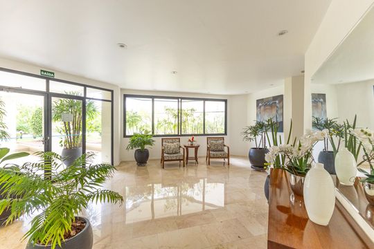Comprar apartamento no Itaim Bibi: 3 quartos, piscina, churrasqueira e quintal. — Área comum - Hall de entrada