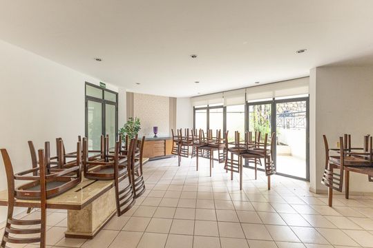 Comprar apartamento no Itaim Bibi: 3 quartos, piscina, churrasqueira e quintal. — Área comum - Salão de festas