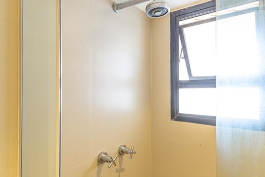 Comprar apartamento no Itaim Bibi: 3 quartos, piscina, churrasqueira e quintal. — Banheiro
