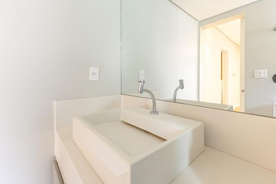Comprar apartamento no Itaim Bibi: 3 quartos, piscina, churrasqueira e quintal. — Banheiro da Suíte