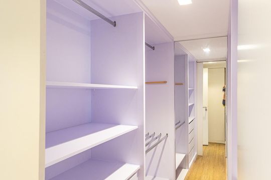 Comprar apartamento no Itaim Bibi: 3 quartos, piscina, churrasqueira e quintal. — Suíte