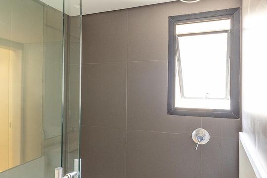 Comprar apartamento no Itaim Bibi: 3 quartos, piscina, churrasqueira e quintal. — Banheiro da Suíte
