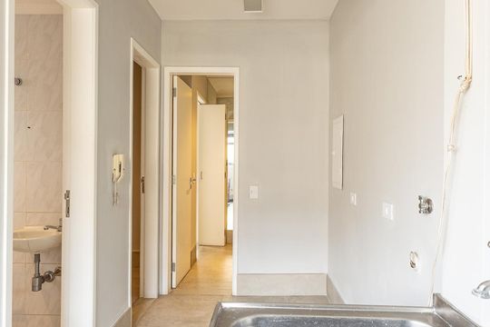 Comprar apartamento no Itaim Bibi: 3 quartos, piscina, churrasqueira e quintal. — Área de Serviço